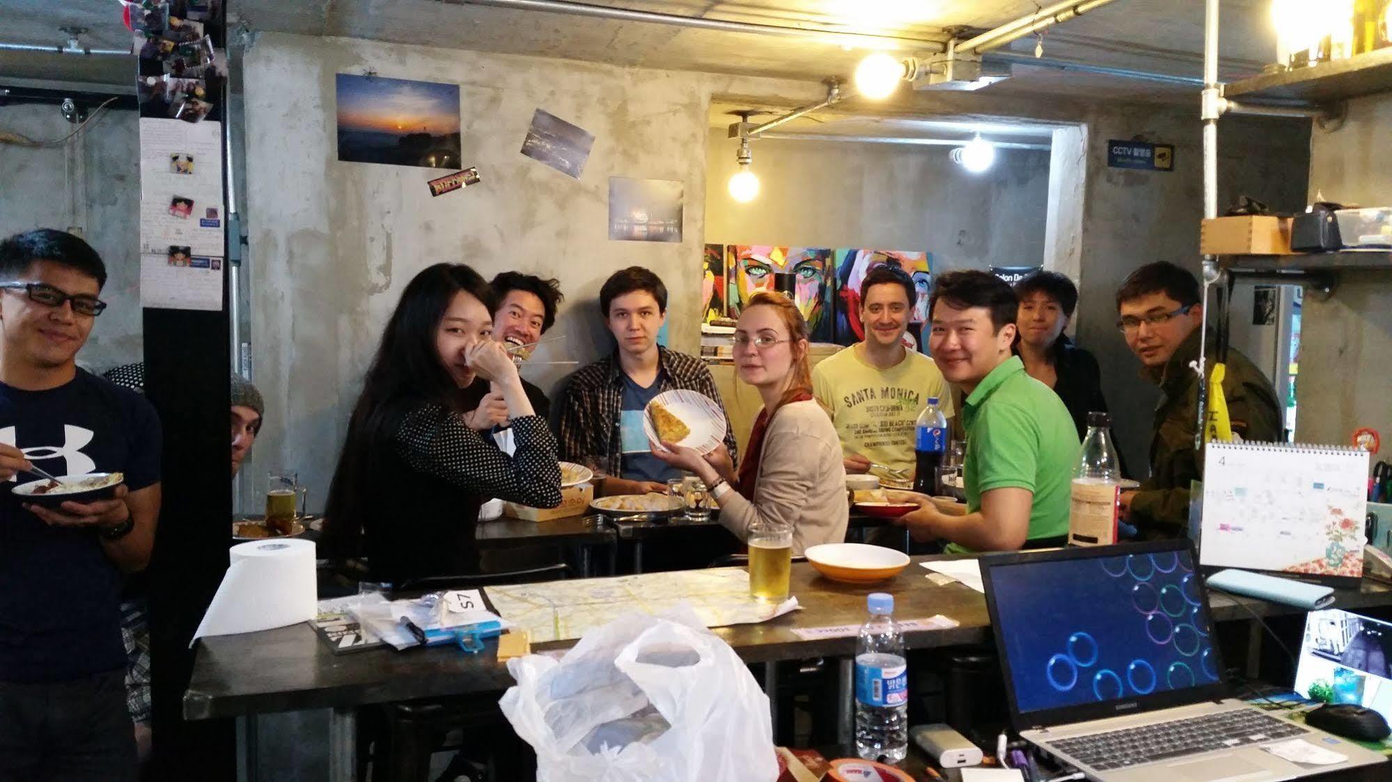 Time Travelers Party Hostel In Hongdae Seul Esterno foto