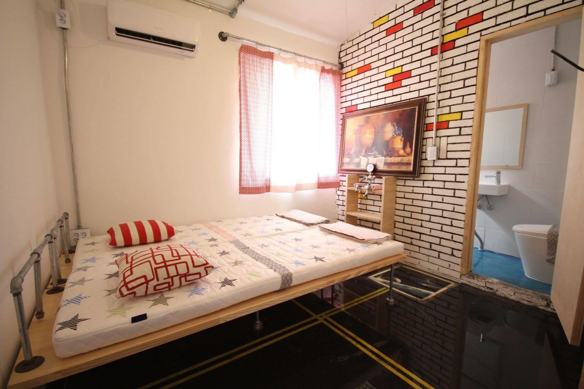 Time Travelers Party Hostel In Hongdae Seul Esterno foto
