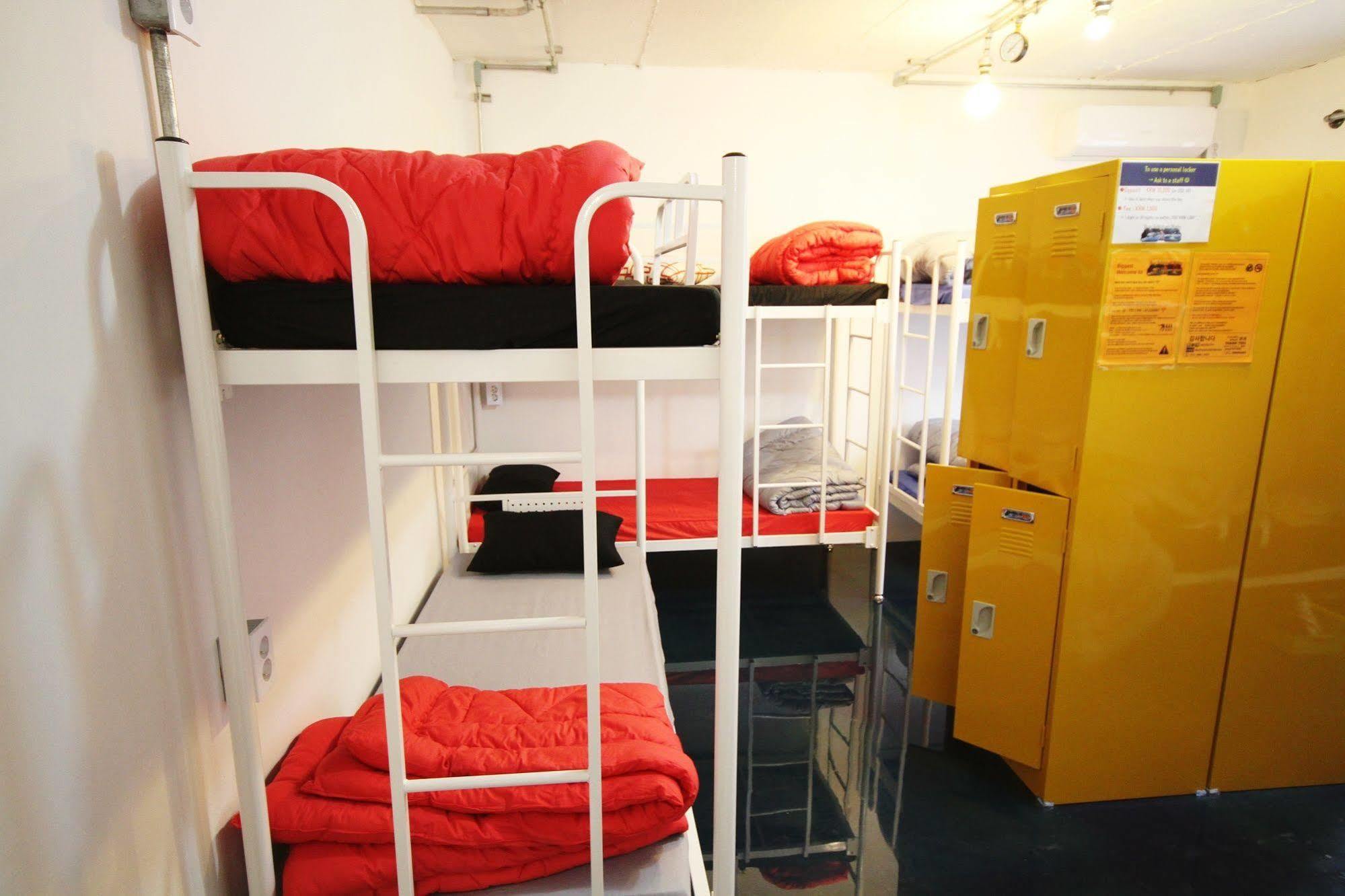 Time Travelers Party Hostel In Hongdae Seul Esterno foto